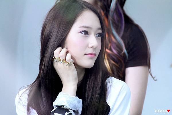 Krystal-Mnet-Wide-Open-Studio-jung-sisters-31286472-1280-853