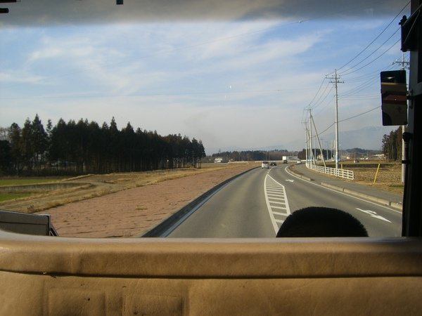 6.接駁車外的風景(司機的頭入鏡).JPG