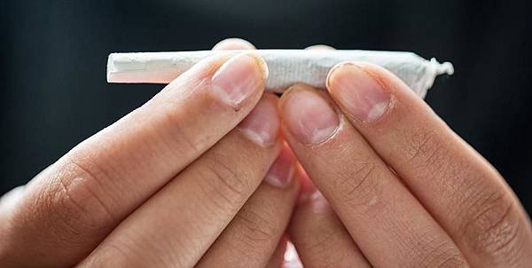 how-roll-perfect-joint-or-blunt.jpg