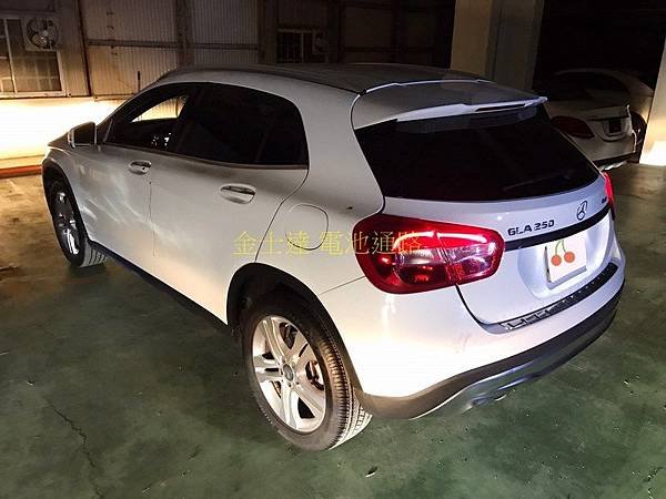 台中市汽車電池 金士達電池通路 2016年 賓士 Mercedes Benz GLA 250 X156 AMG 2.0 Turbo (原廠白) 汽油版 StartStop 怠速熄火系統啟停車型1 (复制).jpg