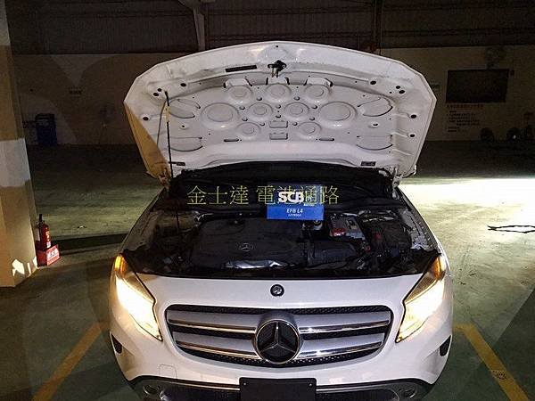 台中市汽車電池 金士達電池通路 2016年 賓士 Mercedes Benz GLA 250 X156 AMG 2.0 Turbo (原廠白) 汽油版 StartStop 怠速熄火系統啟停車型3 (复制).jpg