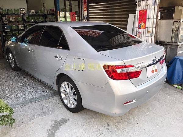 台中市汽車電池 金士達電池通路 2012年 豐田 Toyota Camry Hybrid 2.5G (原廠銀) 油電混合系統汽油車1 (复制).jpg