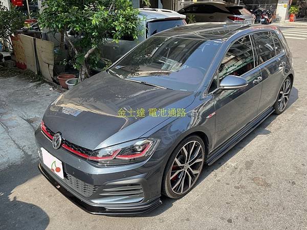 台中市汽車電池 金士達電池通路 2019年 福斯 Volkswagen Golf GTI 2.0 TSI Turbo (星際月岩灰) 汽油版 StartStop 怠速熄火系統啟停車型1 (复制).jpg