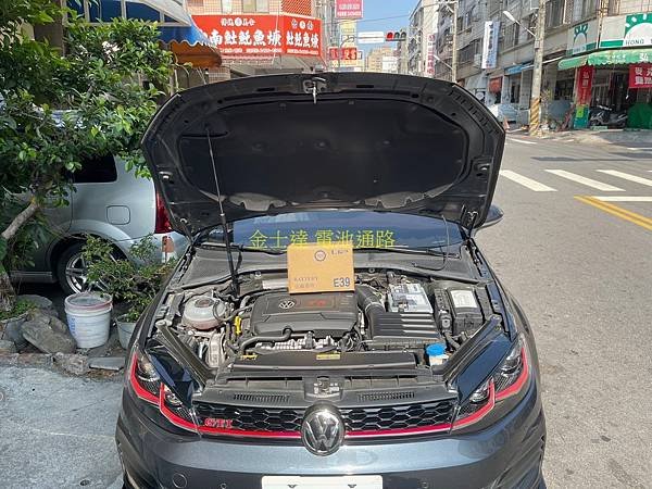 台中市汽車電池 金士達電池通路 2019年 福斯 Volkswagen Golf GTI 2.0 TSI Turbo (星際月岩灰) 汽油版 StartStop 怠速熄火系統啟停車型3 (复制).jpg