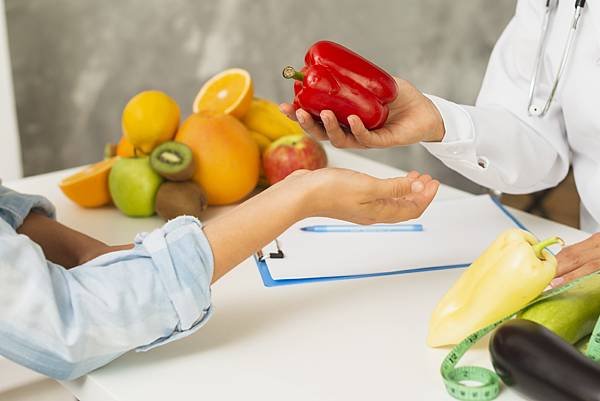 close-up-doctor-patient-with-red-bell-pepper.jpg