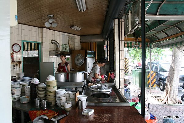 高雄左營-余第一家正老牌刀削麵-作業區