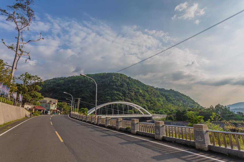 寶來泡溫泉芳晨溫泉渡假村