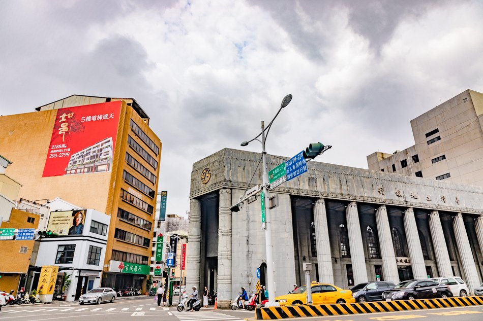 土地銀行，建於西元1903年，採用埃及神廟般的柱廊形式設計是一大特色。