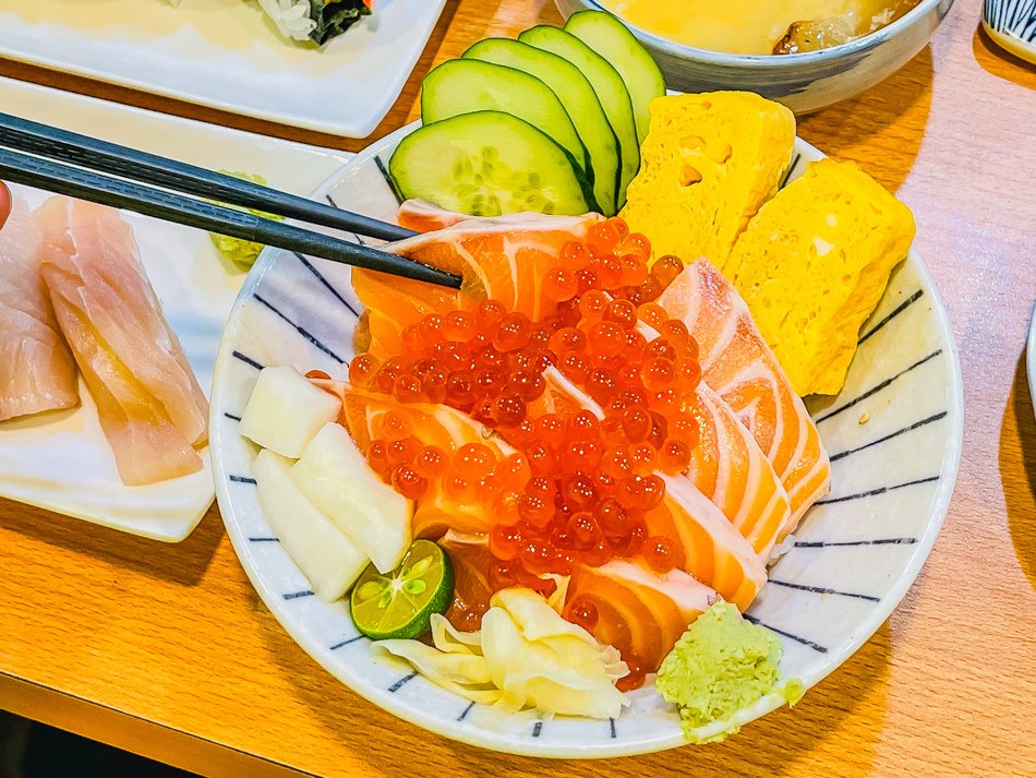 鮭魚親子丼(280元)