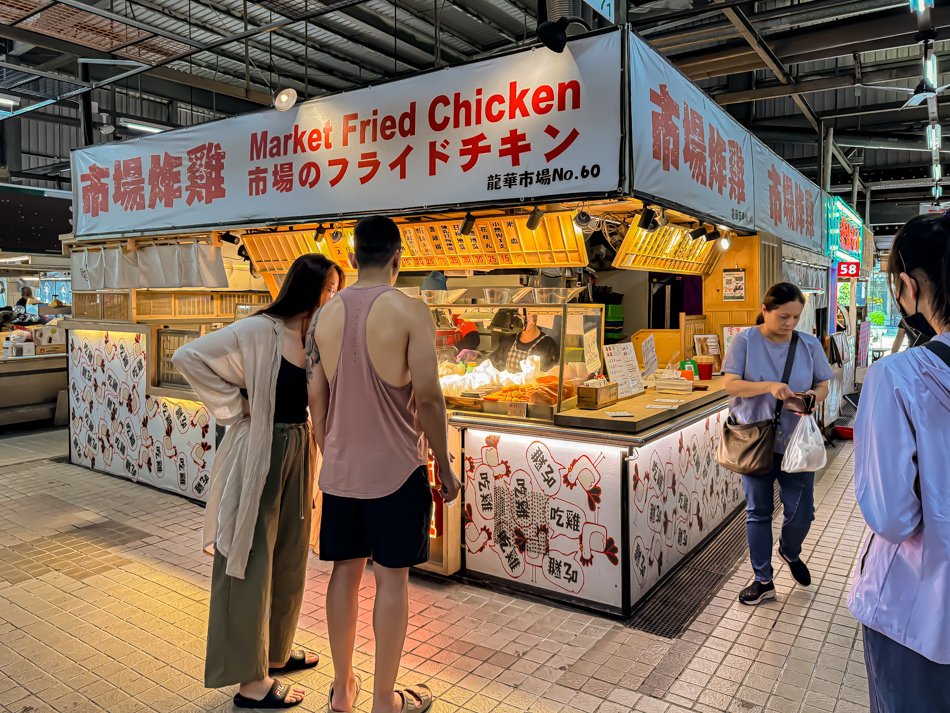櫃檯上方小牌子展示，各種餐點價格與品項一目了然