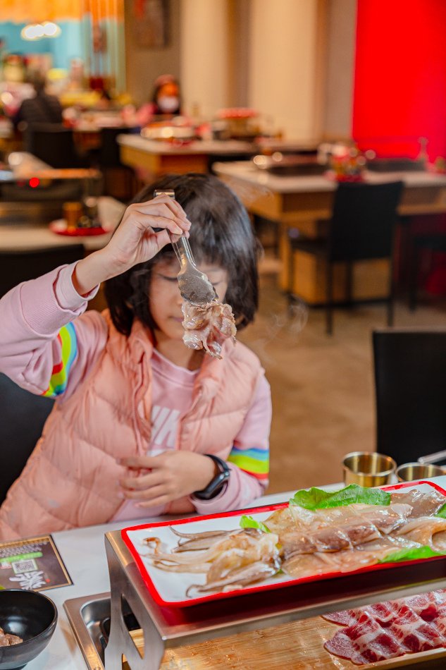 現場火烤兩吃互動熱鬧，讓顧客在享用美食時充滿樂趣，家人與朋友共享歡樂時光
