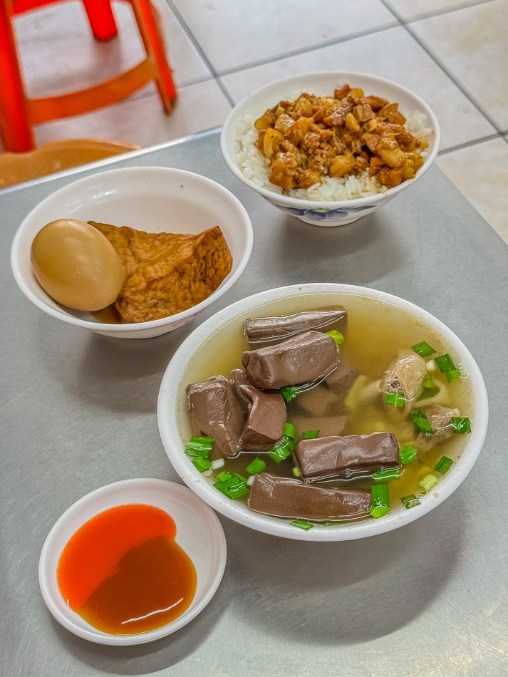 展示蘭記大腸豬血湯精選餐點，豐富食材搭配獨特湯頭，帶來經典美味
