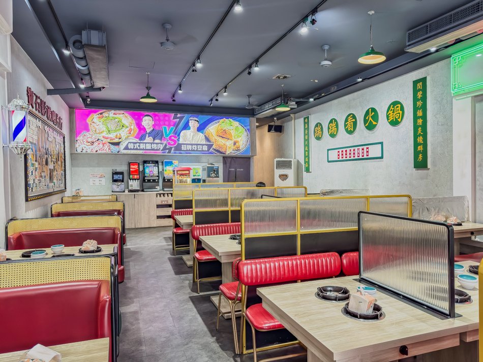 室內不同角度的座位配置圖，適合多人與雙人用餐