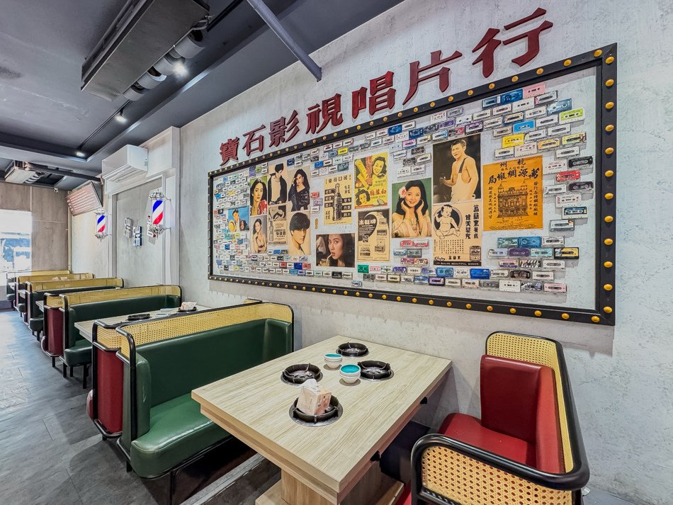 店內牆面裝飾，展示復古電影海報與卡帶收藏