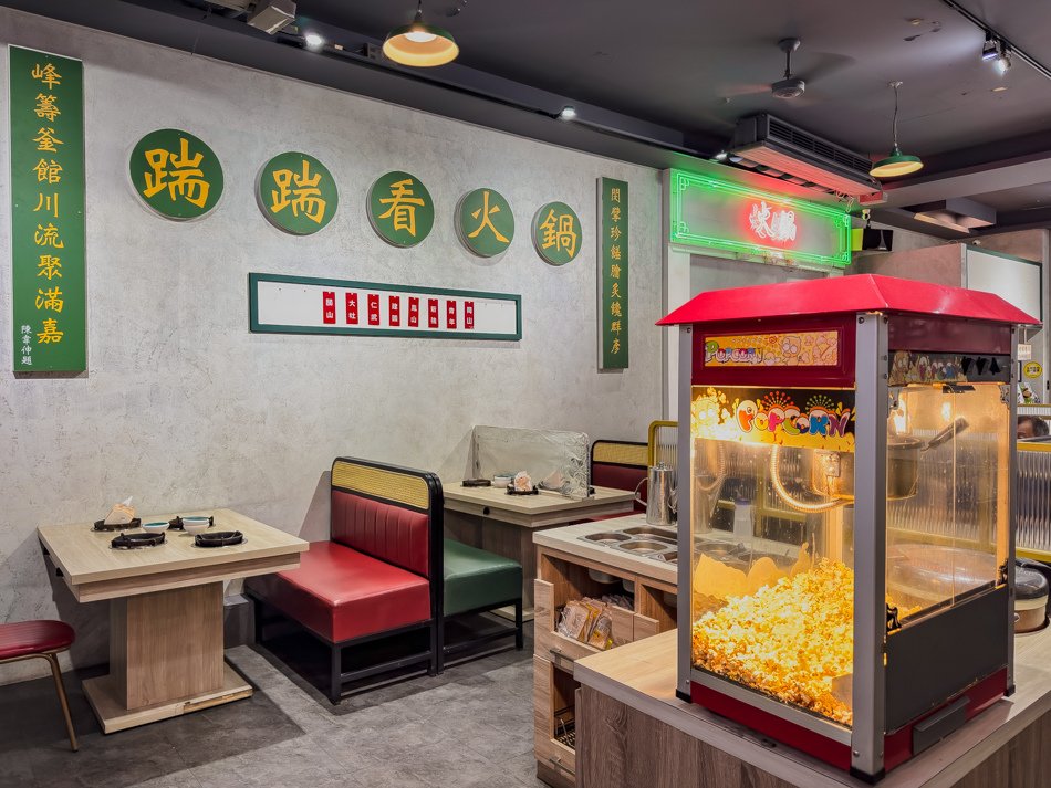 餐廳主入口及外部排隊人潮，顯示人氣熱絡