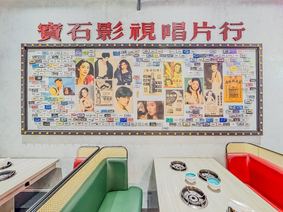 店內座位區與走道，展示寬敞舒適的用餐動線