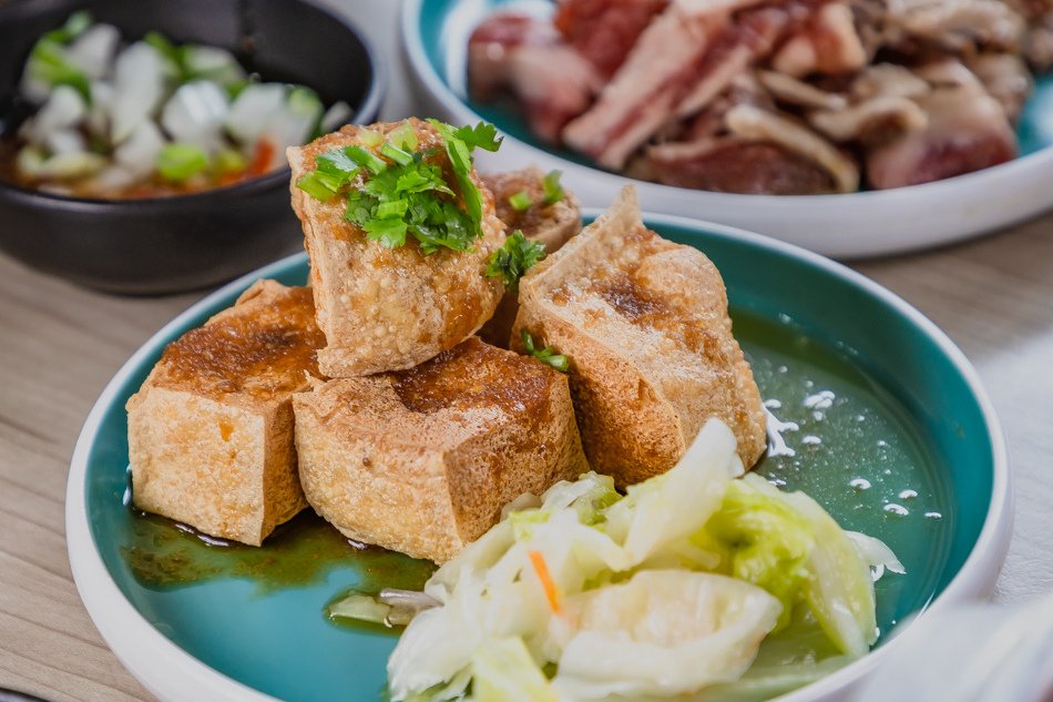 招牌炸豆腐外酥內嫩，搭配蒜泥醬