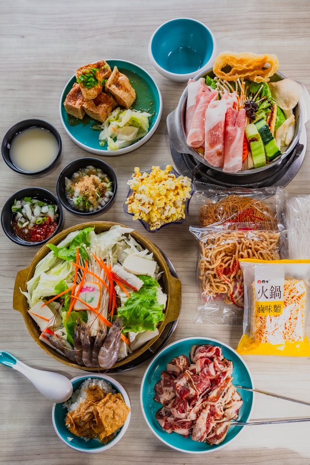 麻辣牛奶鍋湯底特寫，紅白湯色交錯誘人