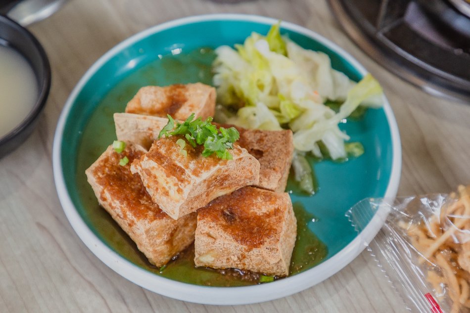 炸豆腐切塊展示，呈現金黃誘人色澤