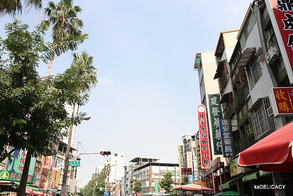 高雄光華市場-林家麻豆碗粿-附近街景與天空