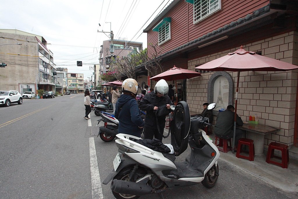 吃。台南市。美食|新化區。「在新化的阿蓮黑輪攤（阿蓮大腸香腸