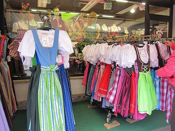 國王湖_碼頭商店的傳統服裝.JPG