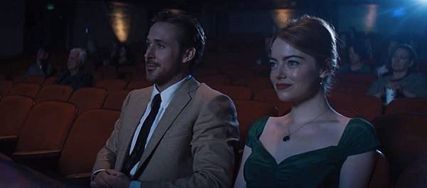 lalaland-ryangosling-emmastone-movietheater.jpg