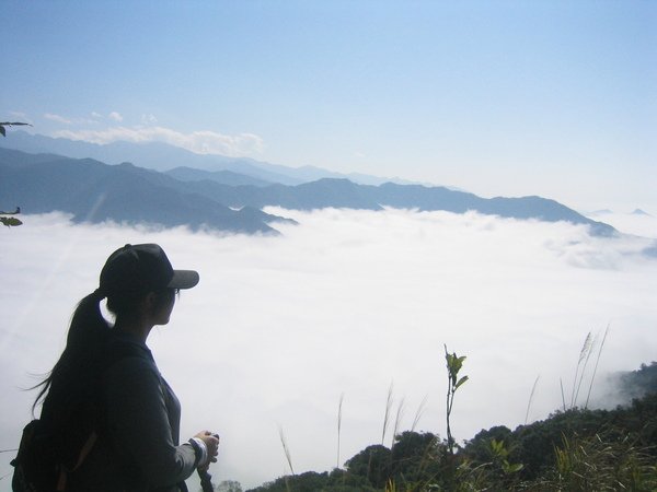 在山頂處遠望雲海