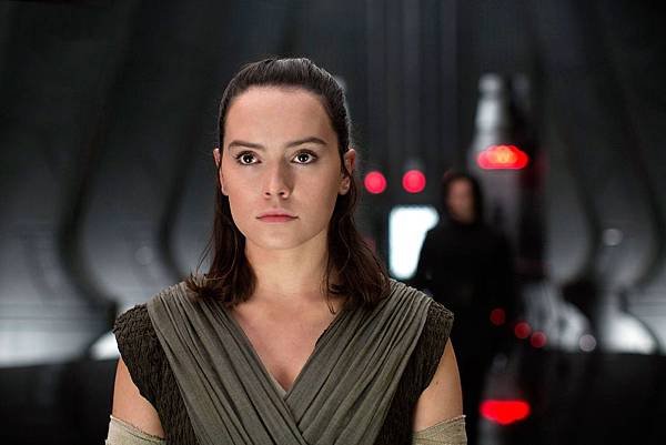 rey-in-star-wars-the-last-jedi-2017-u0.jpg