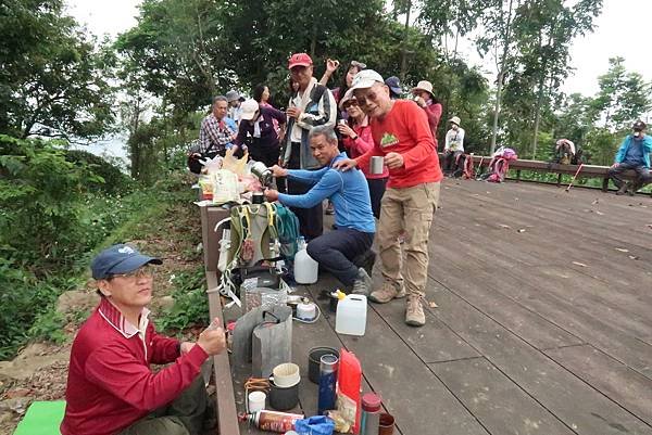 春遊石硦林場登桶頭山O型走 回程沿途賞花趣逍遙遊