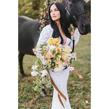 Kacey Musgraves 長袖婚紗.jpg