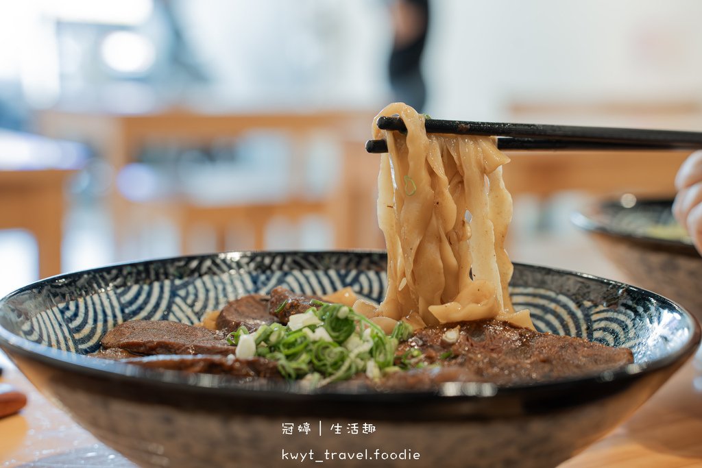 桃園牛肉麵_集英會牛肉麵館國際店，獨家秘方厚切滷牛肉，自助吧