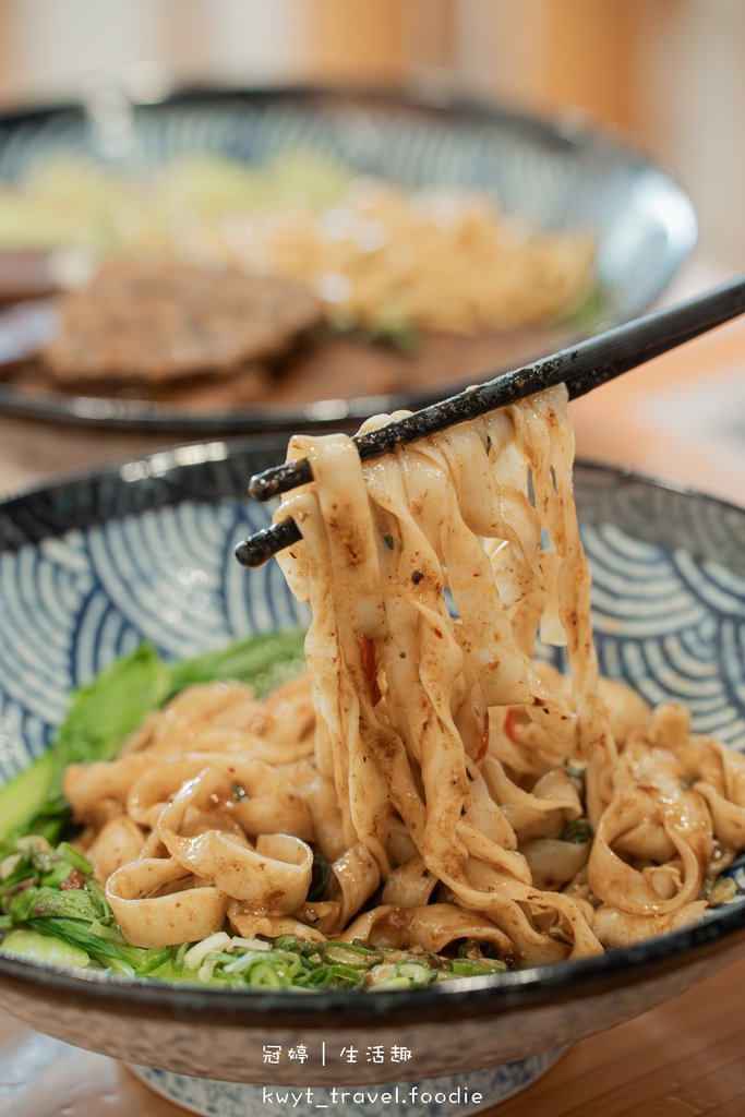 桃園牛肉麵_集英會牛肉麵館國際店，獨家秘方厚切滷牛肉，自助吧