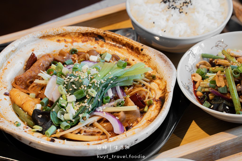 台南南科外送美食_小卒砂鍋雞米飯新市店，這家太頂了吧！大塊雞