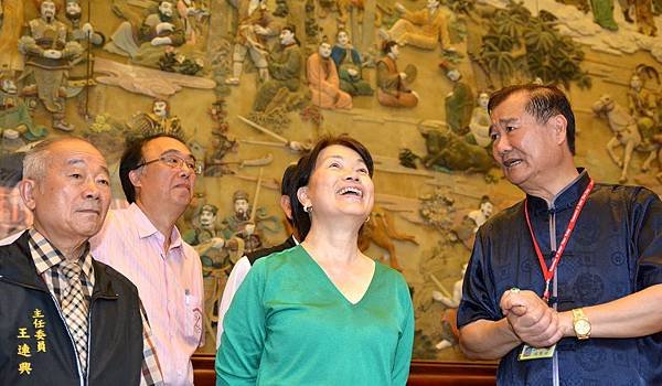南鯤鯓代天府總幹事侯賢遜（右）、主委王連興（左）向龍部長介紹代天府的悠久歷史。