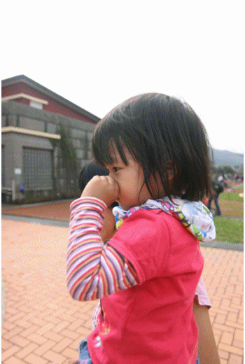 冠冠挖鼻子.gif