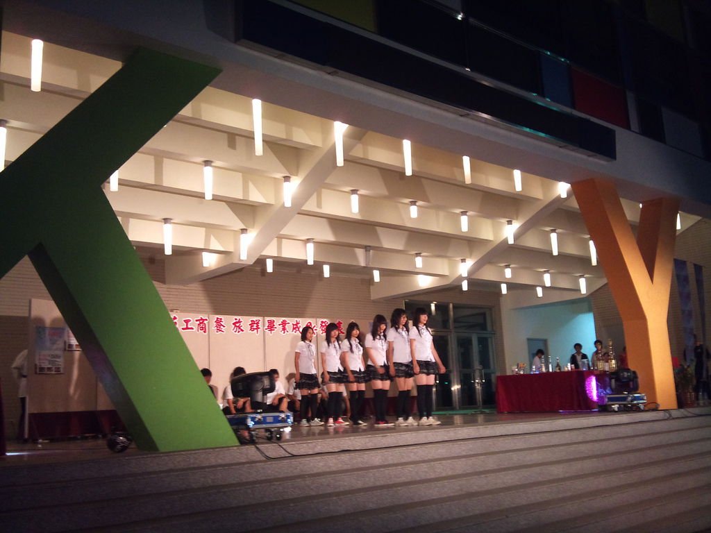 餐管科學生表演