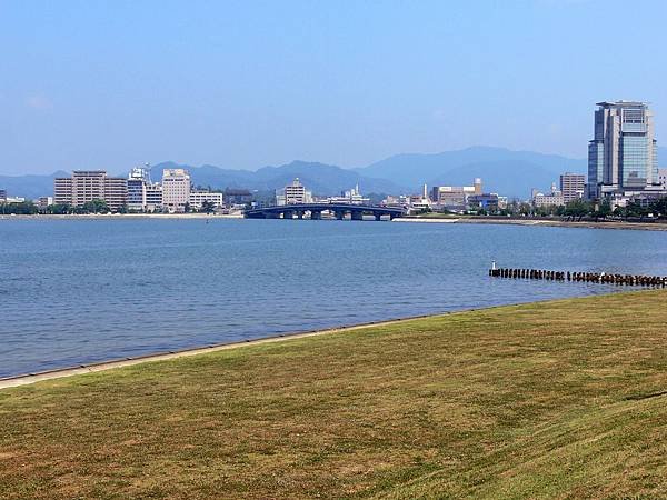 湖畔１ Shoreline 1.JPG