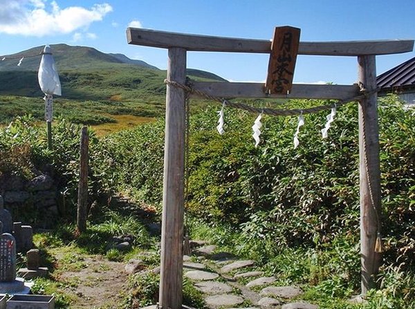 Gassan_honguu_torii.jpg