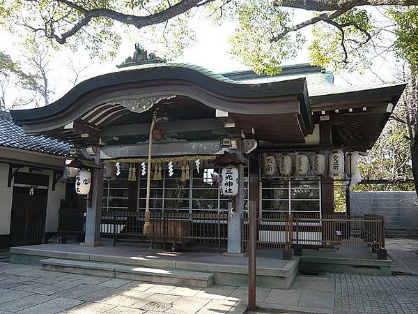 640px-Sanko-jinja_haiden.jpg