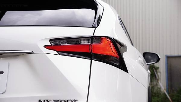 2015年 LEXUS NX200T 2.0 冷熱通風椅、天