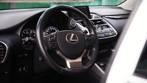 2015年 LEXUS NX200T 2.0 冷熱通風椅、天