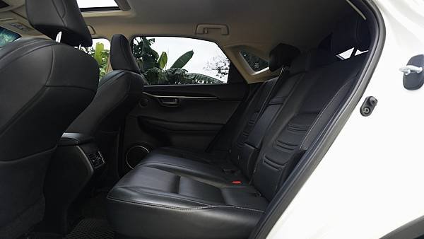 2015年 LEXUS NX200T 2.0 冷熱通風椅、天