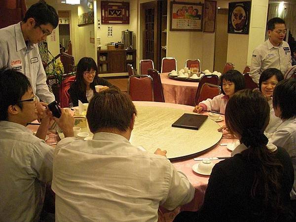 大家都很期待餐點上桌