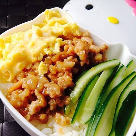 美味三色蓋飯便當@.jpg
