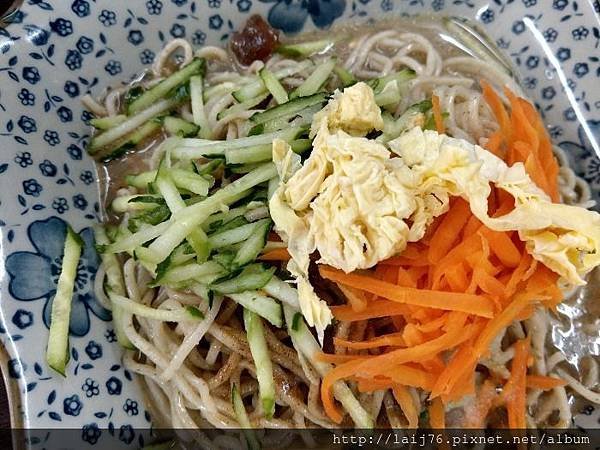 三郎涼麵-涼麵配料小黃瓜、蛋皮、胡蘿蔔