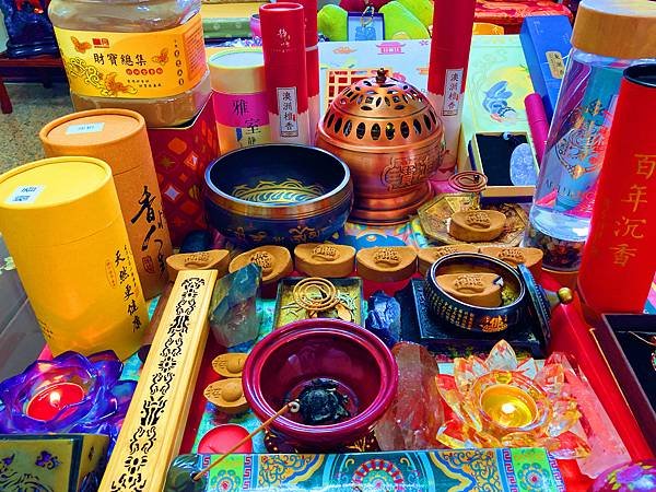 降真臥香圓滿香，煙供元寶注入力，元寶凝聚五行氣，祈福充滿淨祥