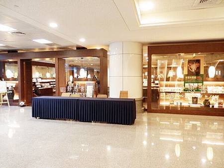 慈濟醫院台北分院一樓書店 (1).JPG