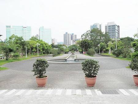 慈濟醫院台北分院外面的公園 (1).JPG