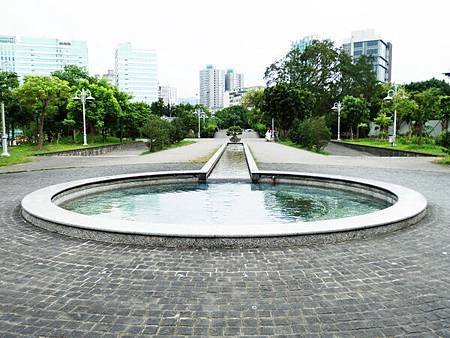 慈濟醫院台北分院外面的公園 (2).JPG